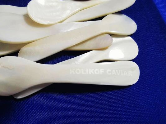 Warna Putih alami Ibu Mutiara Kaviar sendok 3.5 Inch Dan 4.7 Tersedia MOP sendok dalam lengan kertas