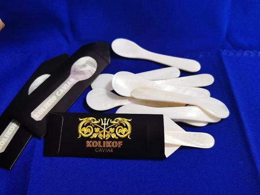 Warna Putih alami Ibu Mutiara Kaviar sendok 3.5 Inch Dan 4.7 Tersedia MOP sendok dalam lengan kertas