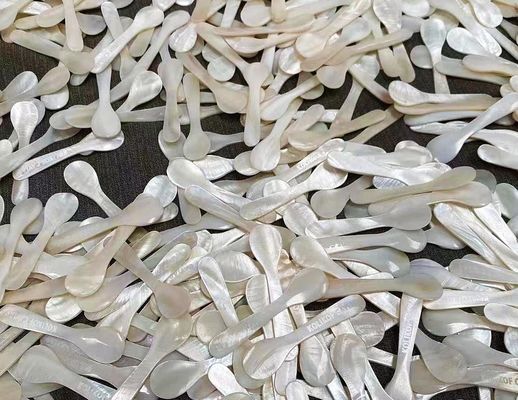 Warna Putih alami Ibu Mutiara Kaviar sendok 3.5 Inch Dan 4.7 Tersedia MOP sendok dalam lengan kertas