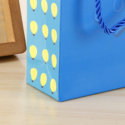 Tas belanja kertas khusus untuk penyimpanan hadiah kecil anak-anak