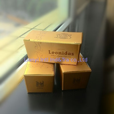 Kotak kecil berwarna cokelat yang dapat dilipat