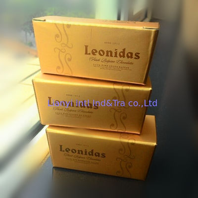 Kotak kecil berwarna cokelat yang dapat dilipat